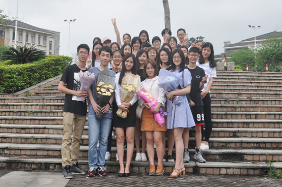 林燕娟与部门合照(左三)