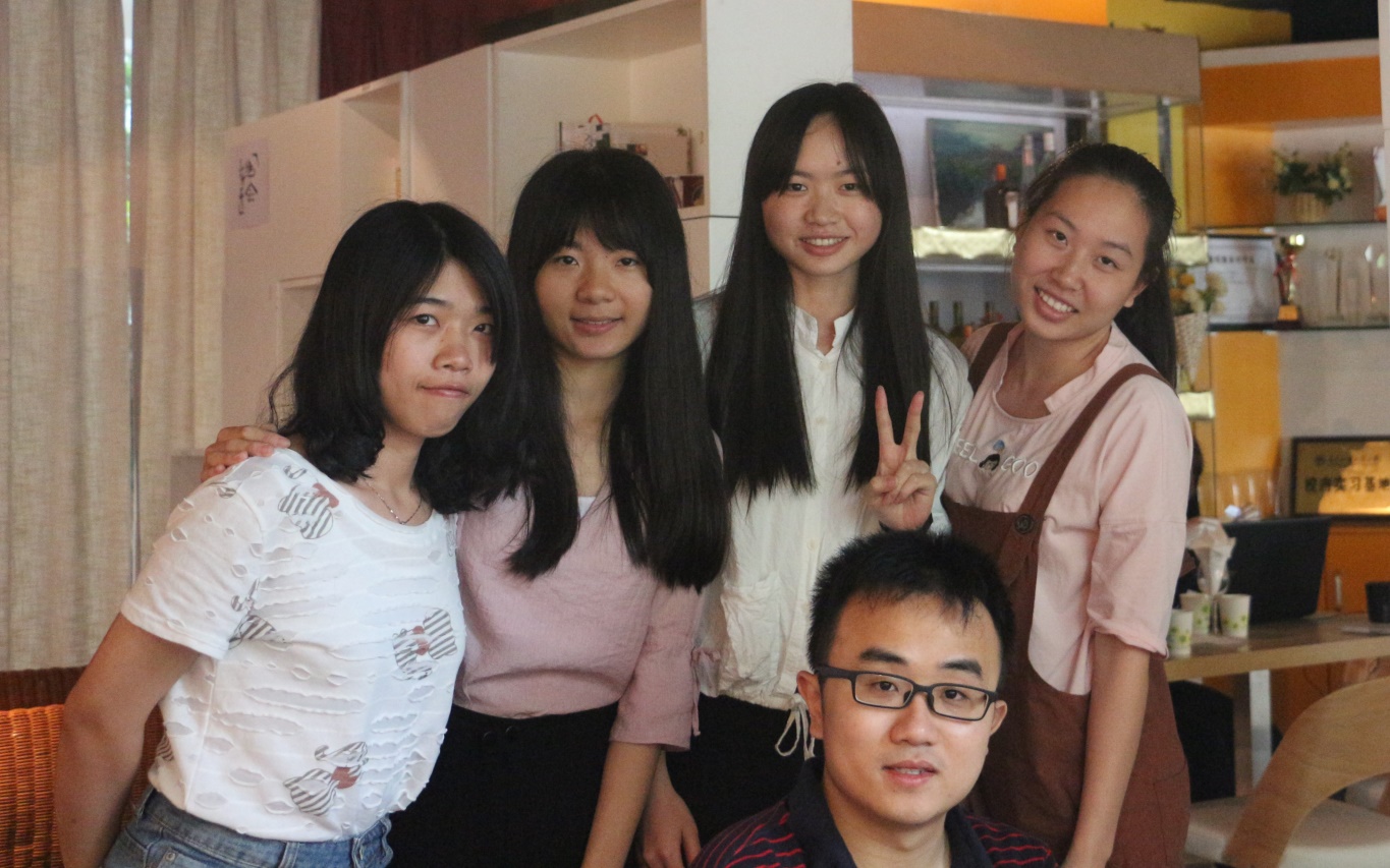 李广谦与秘书处员工合影留念