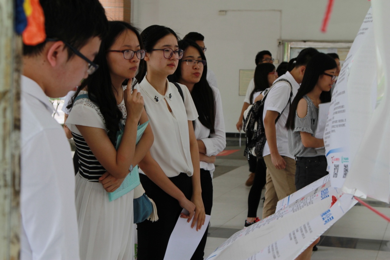 面试者在浏览招聘信息