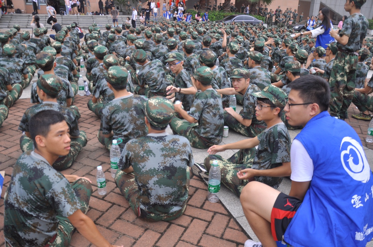 工作人员解答新生疑惑