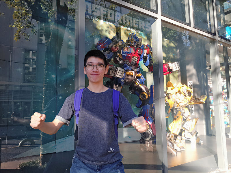 模仿机器人的林满琪