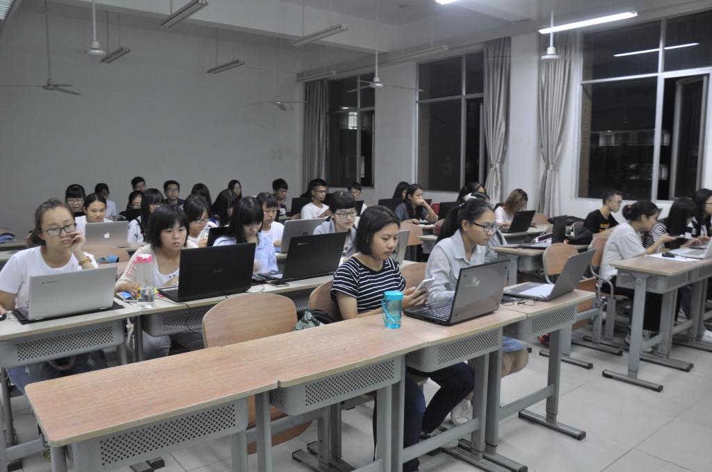 全体员工认真听讲